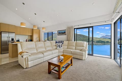 Queenstown Lake Views - Upstairs Apartment House in Queenstown