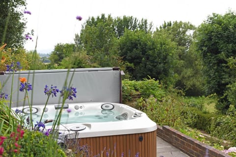 Garden, Hot Tub, Garden view