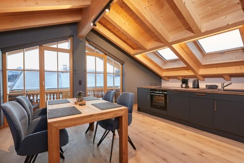Kitchen or kitchenette, Dining area