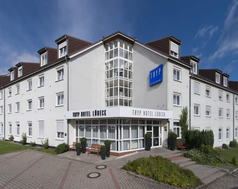 Facade/entrance, Bird's eye view
