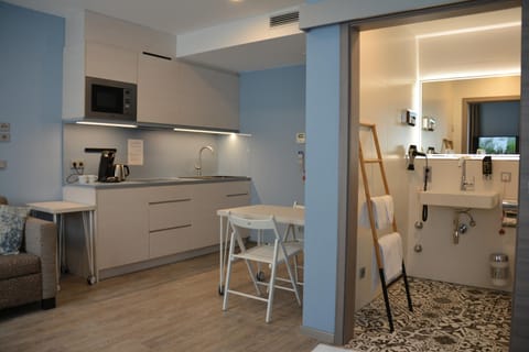 Kitchen or kitchenette, Dining area