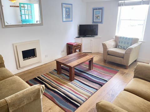 Property building, TV and multimedia, Living room, Seating area