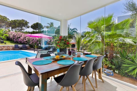 Dining area, Swimming pool, Swimming pool