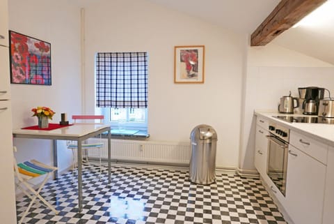 Coffee/tea facilities, Kitchen or kitchenette, Seating area, oven, stove, toaster