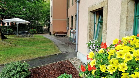 Property building, Garden, Balcony/Terrace