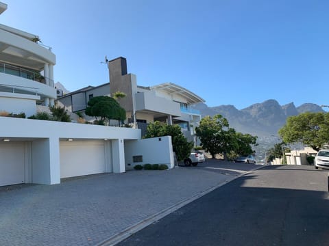 6 on Clifton - Spacious 2 bedroom apartment Condo in Camps Bay
