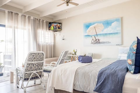 Bed, TV and multimedia, View (from property/room), Seating area