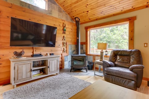 Rustic Cabin with Hot Tub - 7 Miles to Hocking Hills House in Ohio