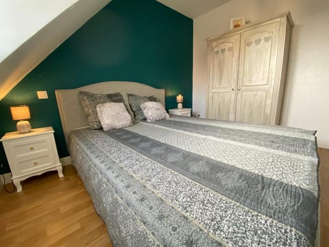 Bed, Photo of the whole room, Bedroom, wardrobe