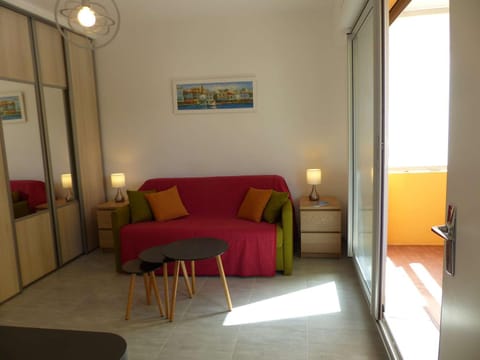 Charmant studio climatisé avec balcon à 50m de la plage - Le Lavandou centre-ville - FR-1-308-110 Apartment in Le Lavandou