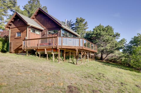 Romantic Ridgetop Escape with Hot Tub Near Mendocino House in Mendocino County