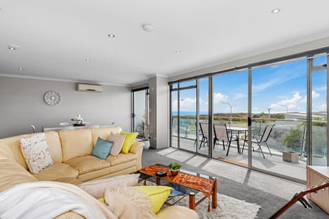 Sunrise, Seaviews and BBQs-Papamoa Beach Apartment Apartamento in Bay Of Plenty