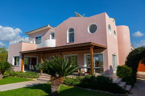 Villa Coral Bay View, walking distance to the beach! Villa in Peyia