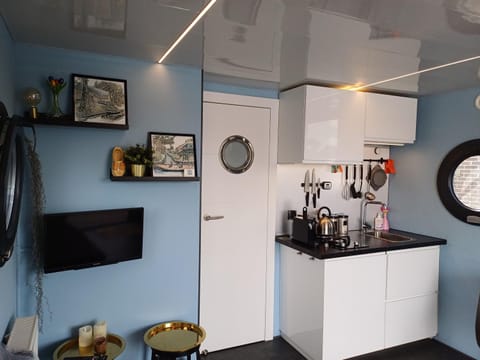 TV and multimedia, Coffee/tea facilities, Kitchen or kitchenette