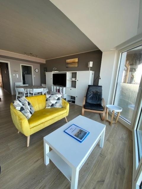 Valentino 0401 - 2 bedrooms 6p - stunning sea view - centrally located Apartment in Koksijde