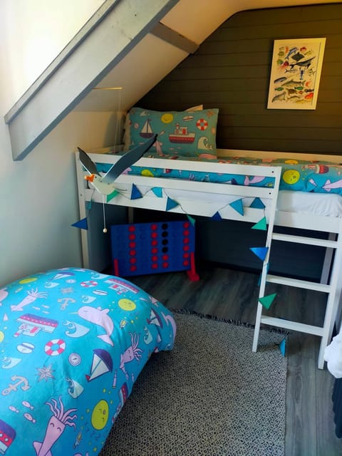 Bedroom, bunk bed