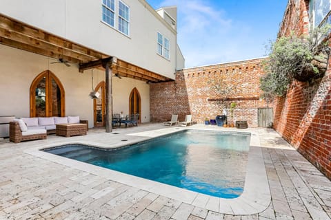 Stunning 5 BR Urban Oasis Downtown NOLA Haus in Warehouse District