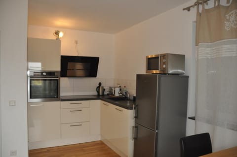 Coffee/tea facilities, Kitchen or kitchenette, dishwasher, oven, toaster