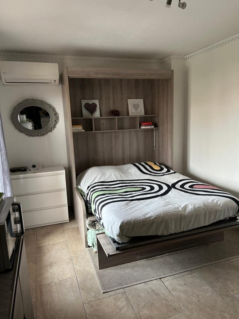 studio climatisé proche port et plages Apartment in La Londe-les-Maures