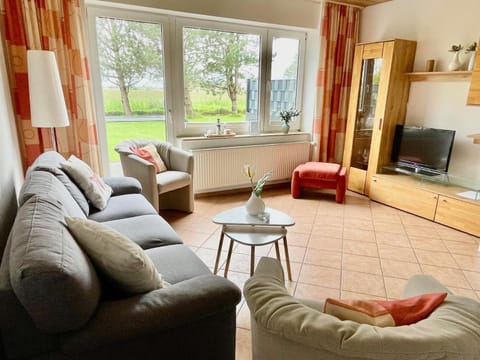 TV and multimedia, Living room, Seating area, Evening entertainment