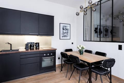 Kitchen or kitchenette, Dining area