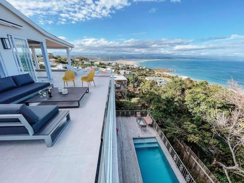 Dizzy Hill Villa with 270° Breathtaking Views. Pool + Patio Villa in Plettenberg Bay