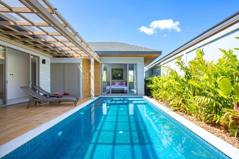 Property building, Patio, Day, Garden, Swimming pool, sunbed