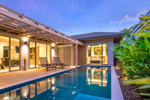 Property building, Swimming pool, sunbed