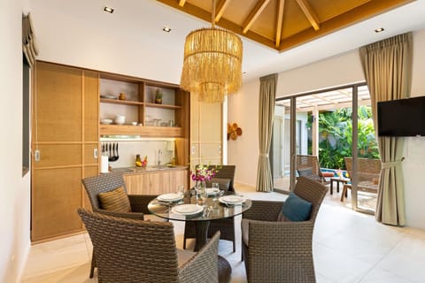 TV and multimedia, Kitchen or kitchenette, Living room, Seating area, Dining area