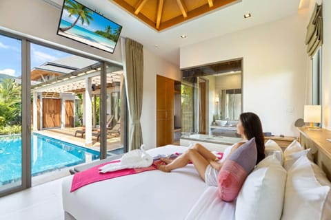 Bed, TV and multimedia, Bedroom, Pool view