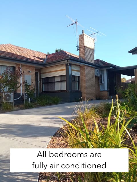 Sunny House - Melbourne Airport Home Bed and Breakfast in Melbourne