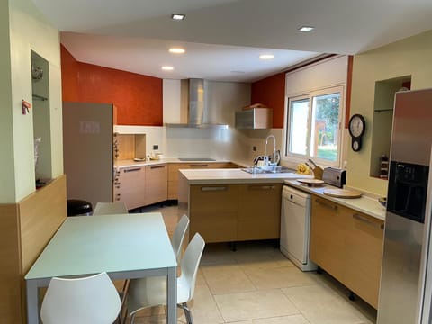 Kitchen or kitchenette, Communal kitchen