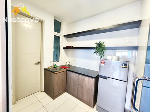 Kitchen or kitchenette, minibar, oven, stove