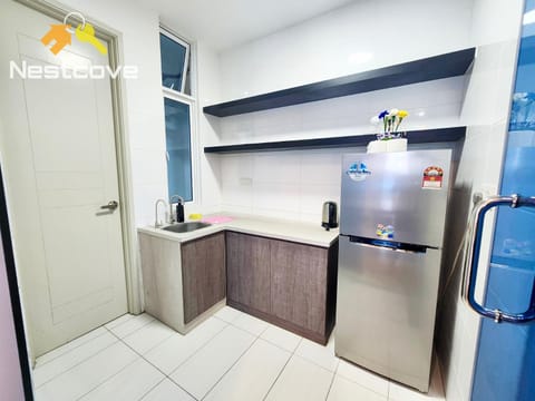 Kitchen or kitchenette, minibar, oven