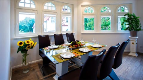Seating area, Dining area, Food