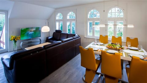 Communal lounge/ TV room, Communal lounge/ TV room, TV and multimedia, Living room, Seating area, Dining area, Evening entertainment