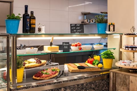 Food and drinks, Food, Breakfast, Continental breakfast, Buffet breakfast, Lunch, Dinner, Drinks, Alcoholic drinks