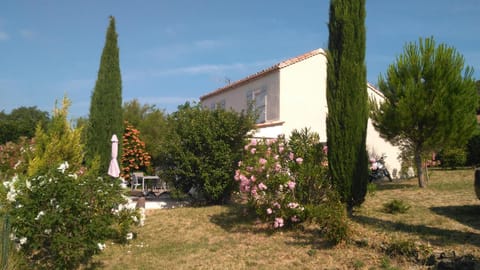 Jolie individuelle wifi climatisée au cœur de la Provence à 40 km Verdon et de Ste Maxime Casa in Lorgues