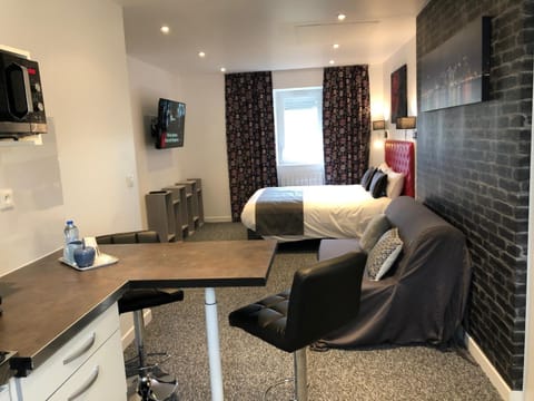 Communal lounge/ TV room, Bed, TV and multimedia, Kitchen or kitchenette, Photo of the whole room, Dining area, Bedroom