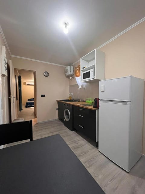 Kitchen or kitchenette, minibar, stove