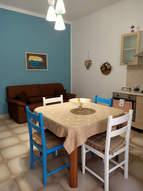 Kitchen or kitchenette, Living room, Seating area, Dining area, minibar, pet friendly, stove