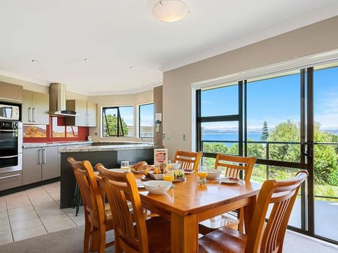 Acacia Bay Getaway - Lake Taupo Holiday Home Casa in Taupo