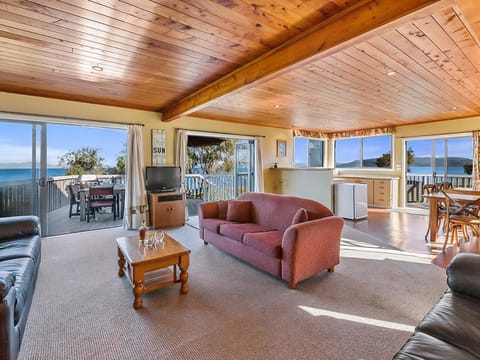 Absolute Waterfront with WiFi - Five Mile Bay Home House in Taupo