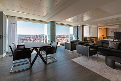 View (from property/room), Photo of the whole room, Dining area, City view, Landmark view, Quiet street view