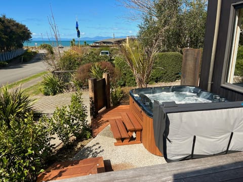 Bach 7 by The Sea - Spa Pool and Views Casa in Mārahau