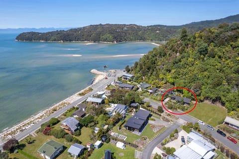 Bach 7 by The Sea - Spa Pool and Views Casa in Mārahau