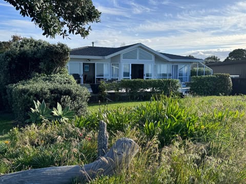 Matarangi Beachfront - Matarangi Holiday Home Haus in Auckland Region