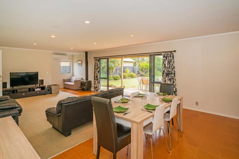 Kowhai Corner - Matarangi Holiday Home Haus in Auckland Region