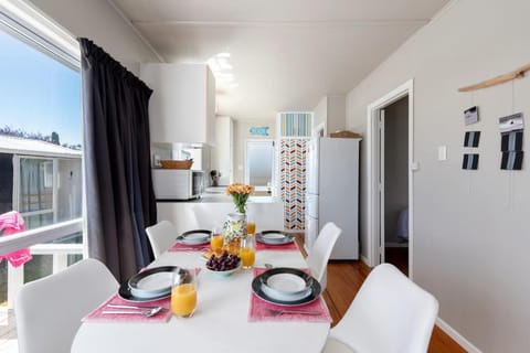 The Black Bach - Mt Maunganui Holiday Home House in Tauranga