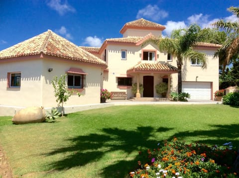 Villa Monterray, Royal Beach, Calahonda - Beach Front Villa Villa in Sitio de Calahonda